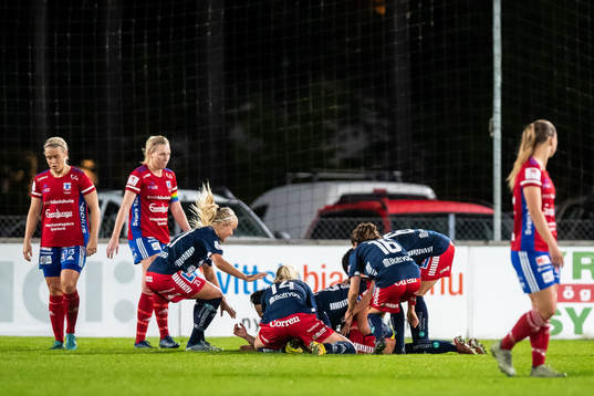 Linköpings Olga Ahtinen jublar med lagkamrater