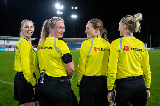 Assisterande domare Viktoria Månsson, domare Sandra