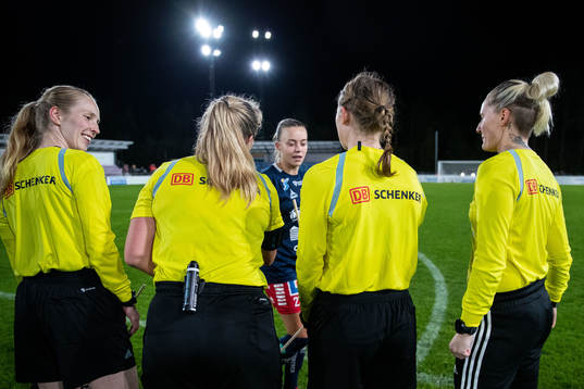 Assisterande domare Viktoria Månsson, domare Sandra
