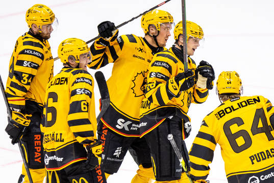 Skellefteås Linus Lindström jublar med lagkamrater