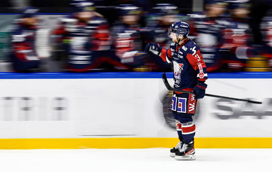 Linköpings Linus Hultström  jublar