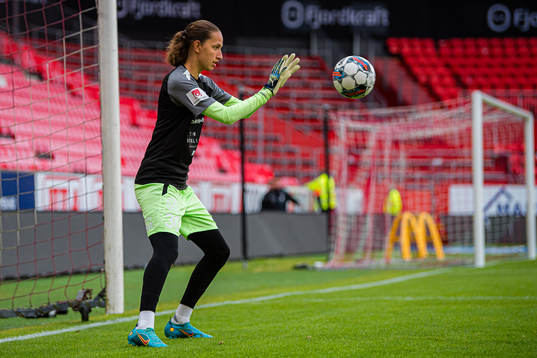 Goalkeeper Somea Polozen of Rosengård warms up