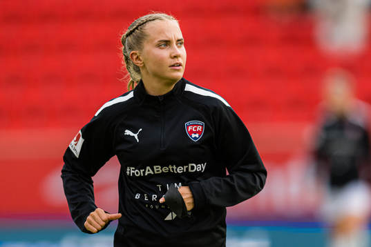 Ria Öling of Rosengård warms up