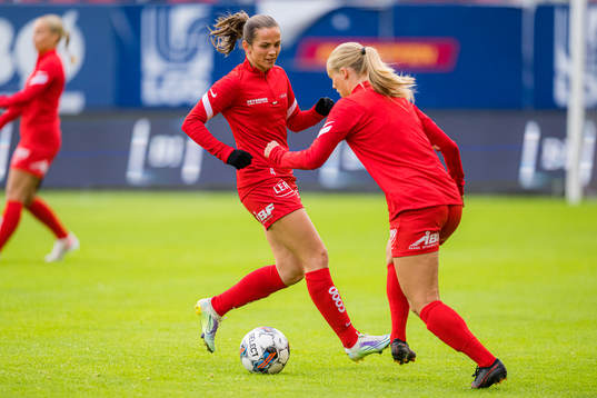 Tuva Hansen of Brann warms up