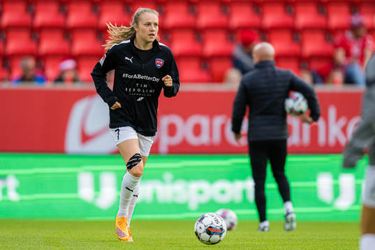 Fiona Brown of Rosengård warms up