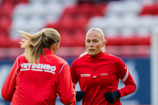 Guro Bergsvand of Brann warms up