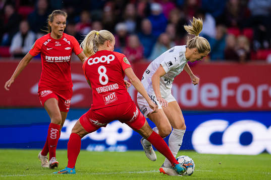 Guro Bergsvand of Brann and Mimmi Larsson of Rosengård