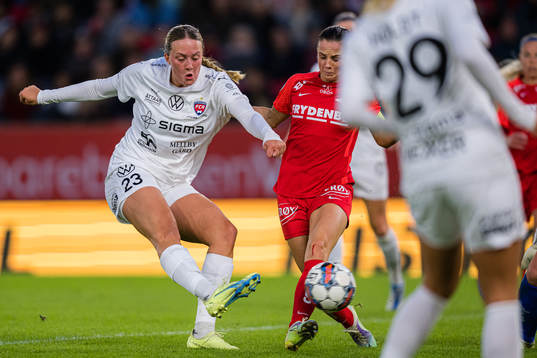 Stefanie Sanders of Rosengård misses a chance to score