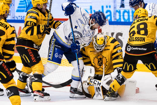 Leksands Oskar Lang och Skellefteås målvakt Linus