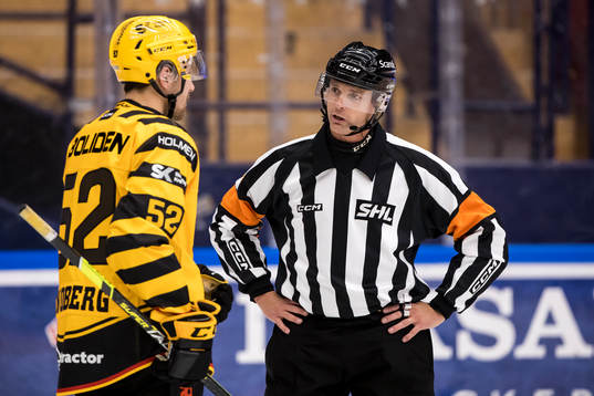 Skellefteås Arvid Lundberg och Domare Mikael Andersson