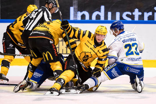 Skellefteås Linus Lindström och Leksands Mikael Ruohomaa