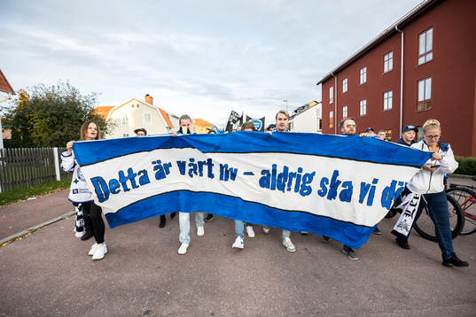 Leksands fansen på väg till Tegera Arena innan
