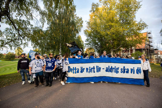 Leksands fansen på väg till Tegera Arena innan