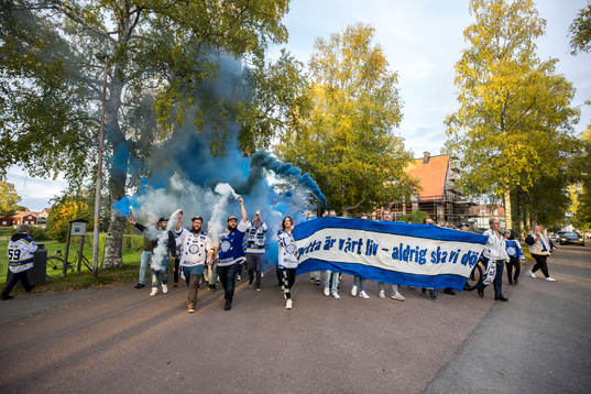 Leksands fansen på väg till Tegera Arena innan