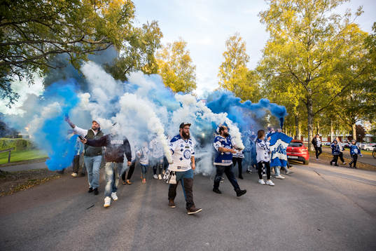 Leksands fansen på väg till Tegera Arena innan