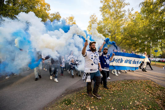 Leksands fansen på väg till Tegera Arena innan