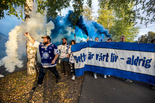 Leksands fansen på väg till Tegera Arena innan