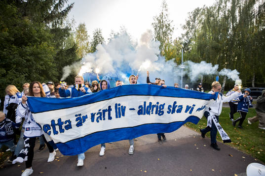 Leksands fansen på väg till Tegera Arena innan