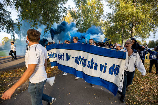 Leksands fansen på väg till Tegera Arena innan