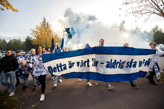 Leksands fansen på väg till Tegera Arena innan