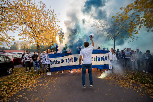 Leksands fansen på väg till Tegera Arena innan