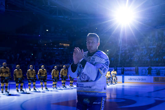 Leksands Patrik Noren uppvaktas för 400 matcher i Leksand