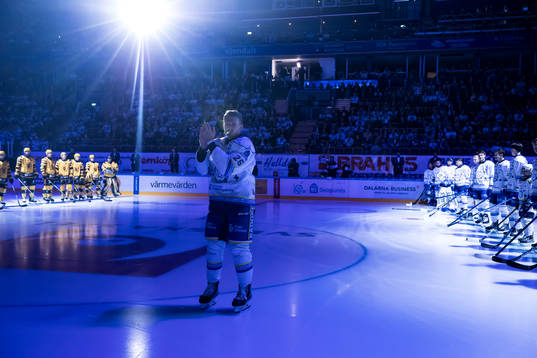 Leksands Patrik Noren uppvaktas för 400 matcher i Leksand