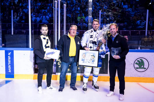 Leksands Patrik Noren uppvaktas för 400 matcher i Leksand