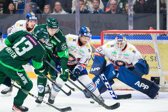 Färjestads Victor Ejdsell och Växjös Brian Cooper och