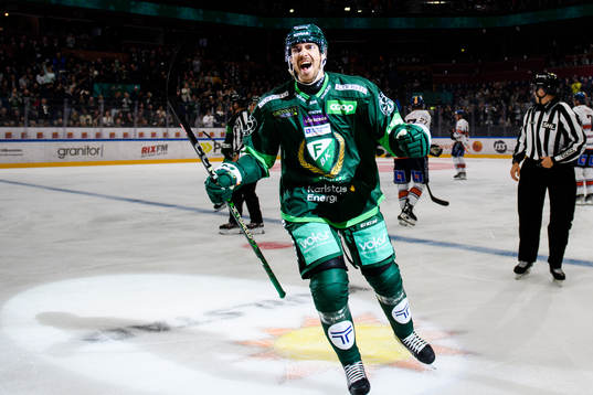 Färjestads August Tornberg jublar