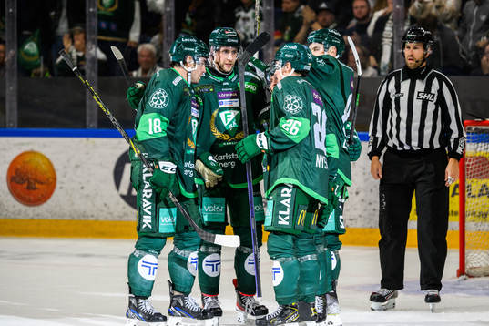 Färjestads Joel Nyström jublar med lagkamrater
