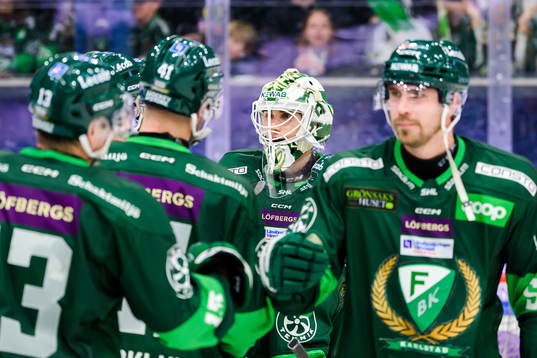 Färjestads målvakt Matthew Tomkins jublar