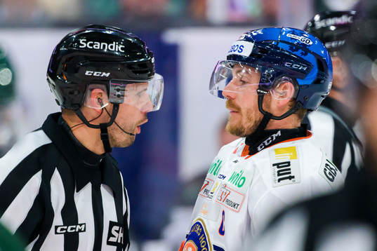 Domare  Johan Magnusson och Växjös Brian Cooper