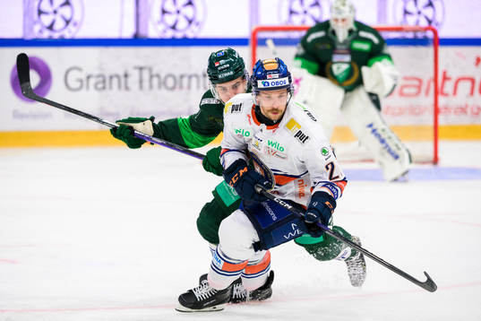 Färjestads Joel Nyström och Växjös Brian Cooper