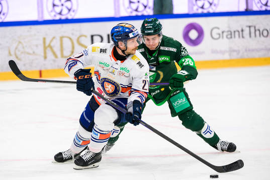 Färjestads Joel Nyström och Växjös Brian Cooper