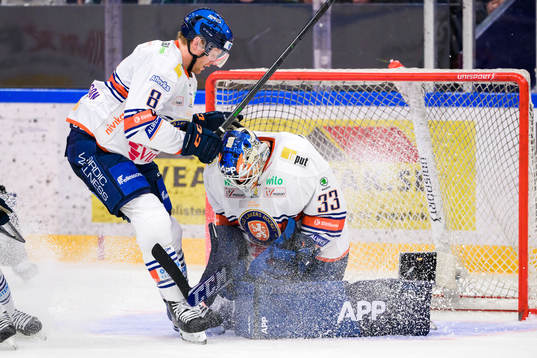 Växjös Ludvig Claesson och målvakt Emil Larmi