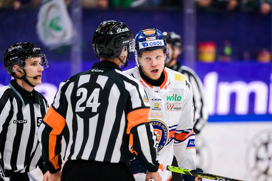 Växjös Ludvig Nilsson i samtal med domare