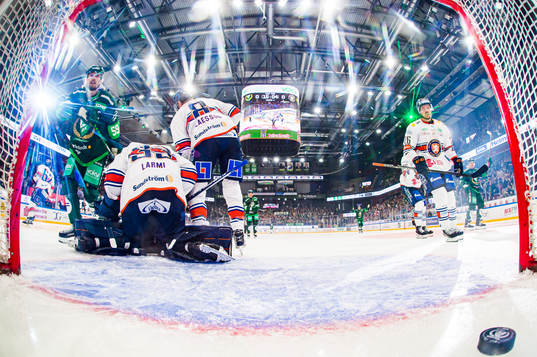 En puck i mål bakom Växjös målvakt Emil Larmi och