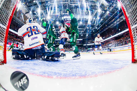 En puck i mål bakom Växjös målvakt Emil Larmi och