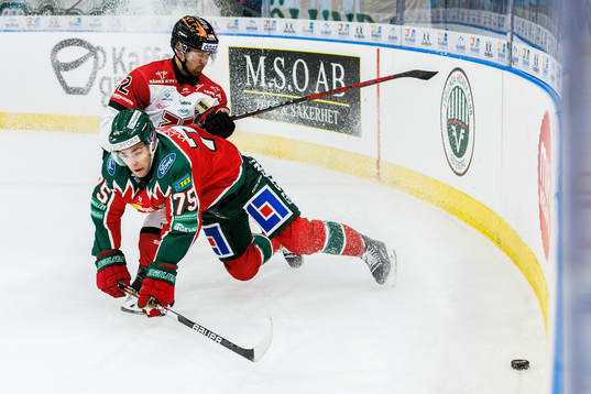 Örebros Rasmus Rissanen och Frölundas Radan Lenc