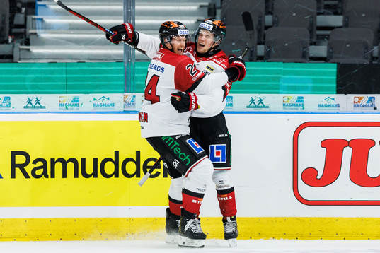 Örebros William Wikman (h) jublar