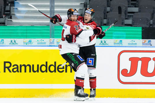 Örebros William Wikman jublar ihop med Jani Lajunen