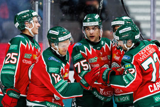 Frölundas Max Friberg jublar med lagkamrater