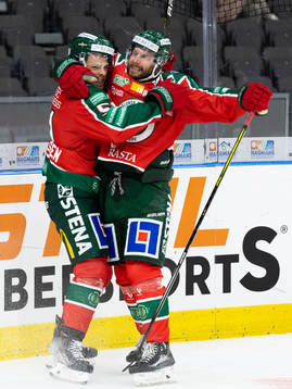 Frölundas Mats Rosseli Olsen jublar ihop med Jan Mursak