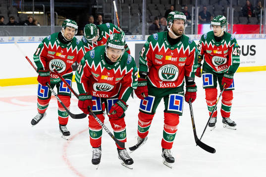 Frölundas Nicklas Lasu jublar med lagkamrater