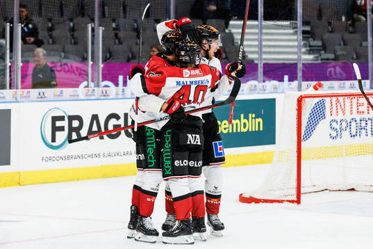 Örebros Christopher Mastomäki jublar med lagkamrater
