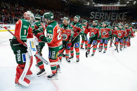 Frölundas målvakt Lars Johansson och Joel Lundqvist jublar