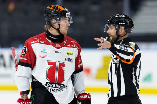 Örebros Christopher Mastomäki och domare Marcus Linde