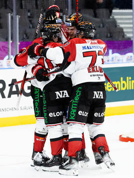 Örebros Christopher Mastomäki jublar med lagkamrater