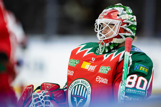 Frölundas målvakt Frederik Dichow innan  ishockeymatchen